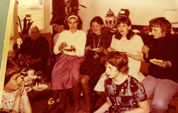 Mijn verjaardag waar ik wat vriendinnen mocht uitnodigen en dat waren van links naar rechts Anneke Dietz, Nora Verwaayen, Joke Korevaar, Coby Eding en Ingrid op de hurken, ook zit mijn zusje Marga op de foto.