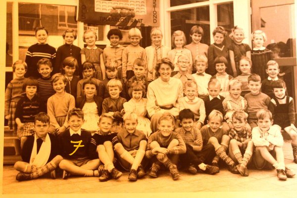 Een schoolfoto van de Leonard Roggeveenschool uit de eerste klas, volgens mij heette de juffrouw mevrouw Mulkhuizen, 2e rij van boven helemaal links als je naar de foto kijkt dat ben ik en Joke naast de juffrouw.