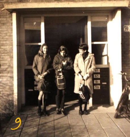 Nora, Ingrid en Joke voor de deur van het portiek op weg naar zwemvereniging Vitesse.