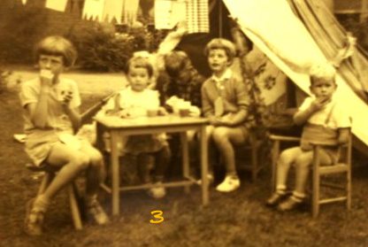 Ingrid, Joke, Marian en Rens voor de tent.