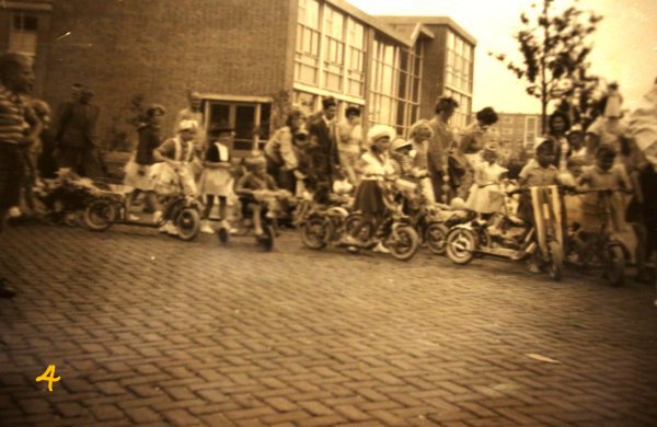 De optocht in de straat.