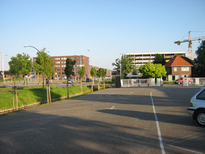 De vooringang met parkeerterrein!!