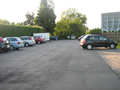 De achteringang met parkeerterrein!!